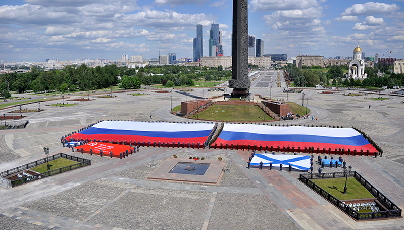 Торжественная церемония развертывания Главного  символа страны - Самого большого Флага России