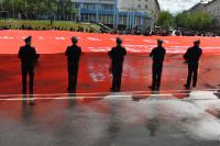 В Североморске развернули самую большую копию Знамени Победы
